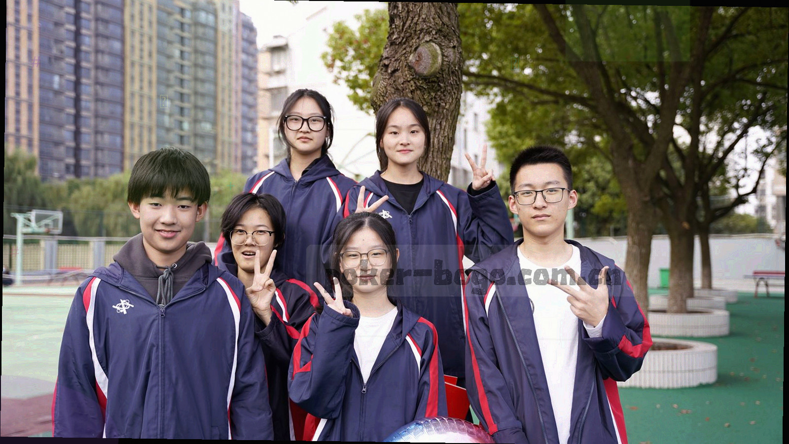 俯拍骨白桌面上摊开的手册页面，一枚烫金书签压在展开的页缝之间，纸张纹理清晰